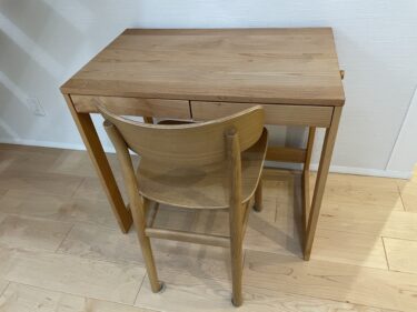 在宅勤務にアルダー無垢材のコンパクトなデスク